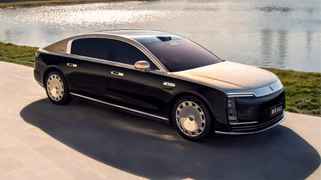 Huawei's Ultra-Luxury Maextro S800 Is Now Outselling Porsche, Mercedes, and BMW Combined in China