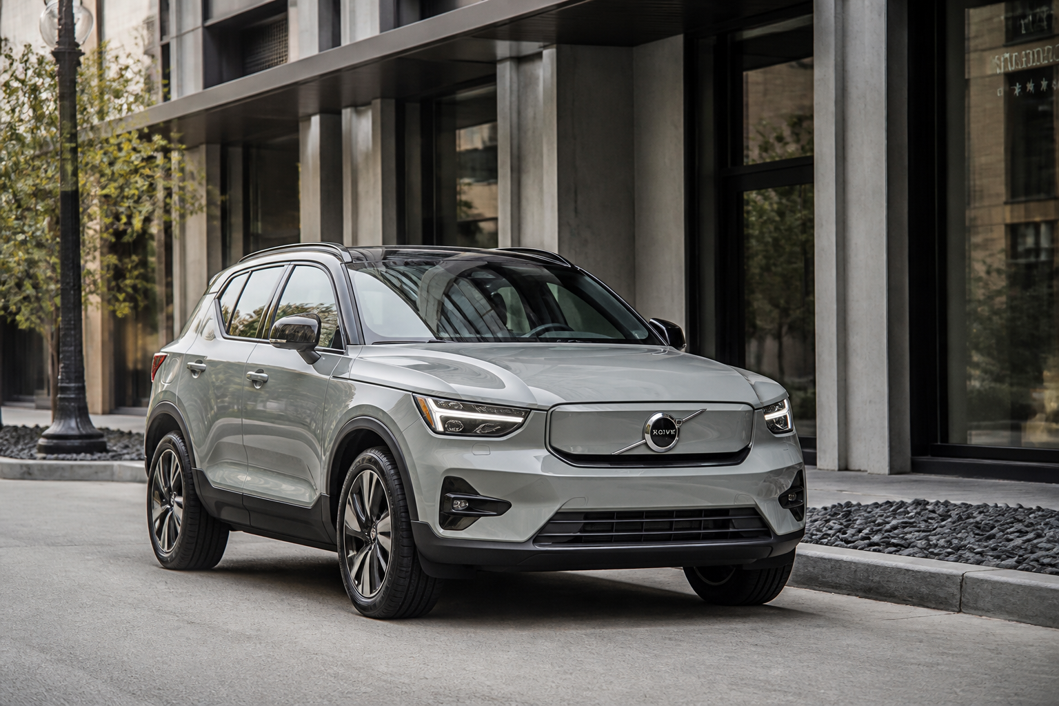 2026 Volvo XC40 Review: 'Perfectly Adequate' But Lacks Spark, Edmunds Says